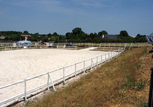 Wzmocnienie oraz odwodnienie powierzchni tras i placów hippicznych